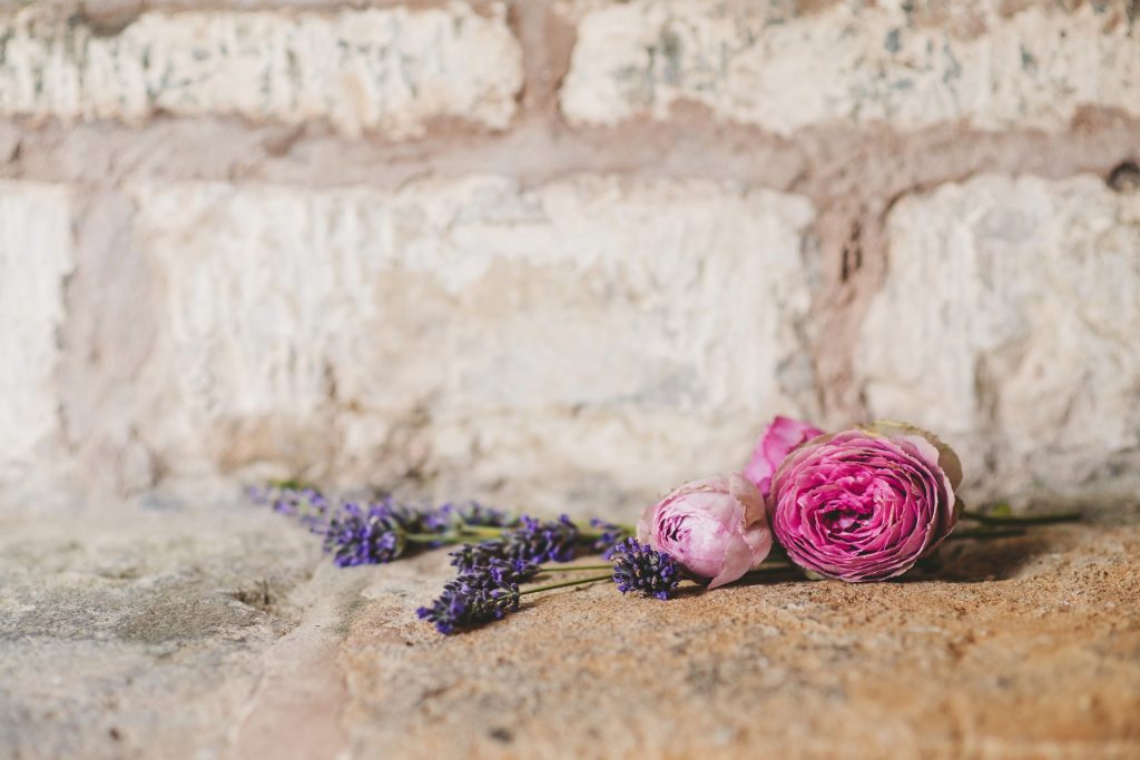 Lavendel und Rose als Hochzeitsdekoration 