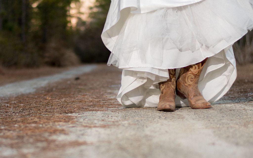 Braut mit Cowboystiefeln 
