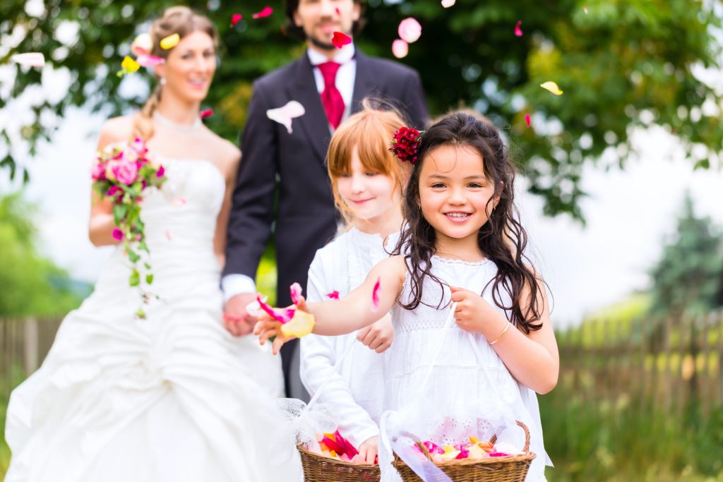 Blumenkinder auf einer Hochzeit