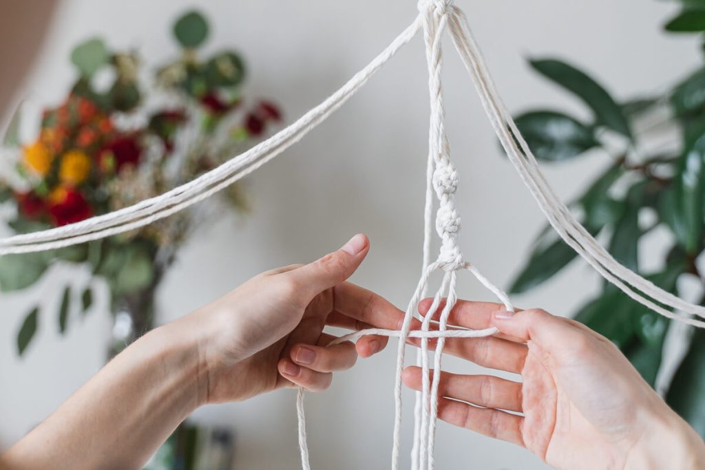 DIY Blumenampel Makramee Knoten für Knoten