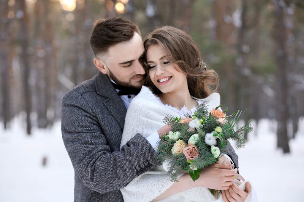 Verliebtes Brautpaar im Winterwald