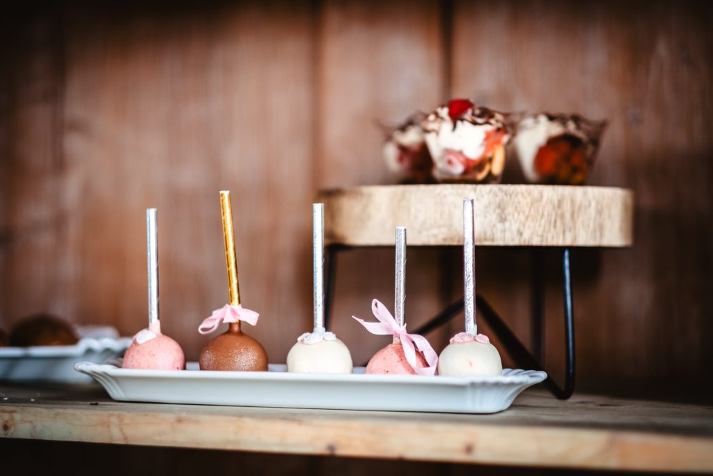 Cakepops auf einem Porzellantablett - Inspiration für die Candy Bar
