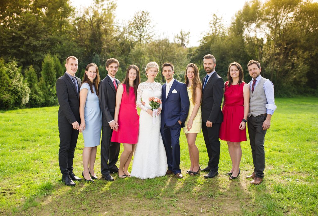Hochzeits-Gruppenfoto mit dem Brautpaar