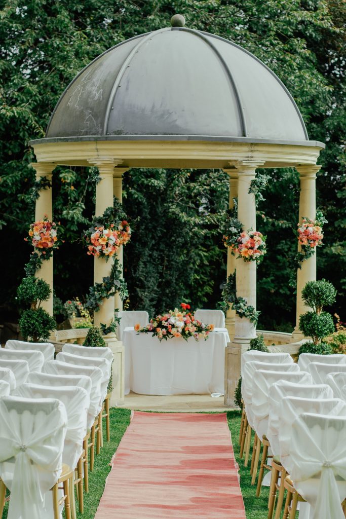 Brauttisch unter einer Kuppel in einem Garten