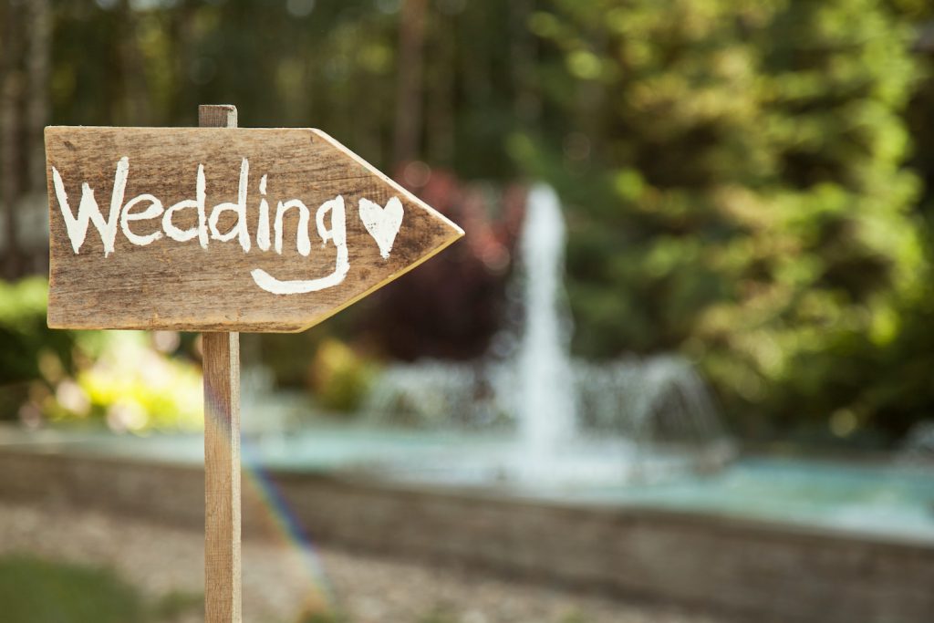 Holzschild mit weißem Wedding-Aufdruck