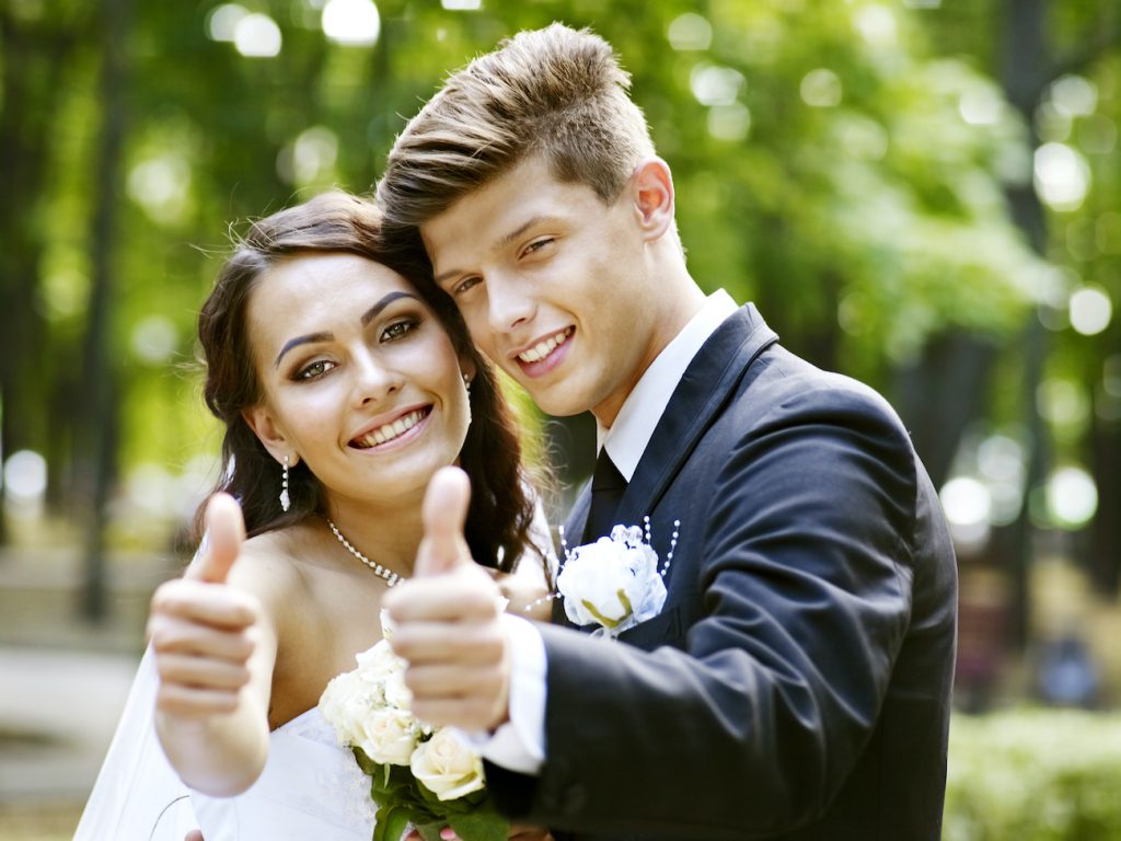 Fehler vermeiden bei der Hochzeitsplanung - Braut und Bräutigam lächeln und zeigen Daumen hoch