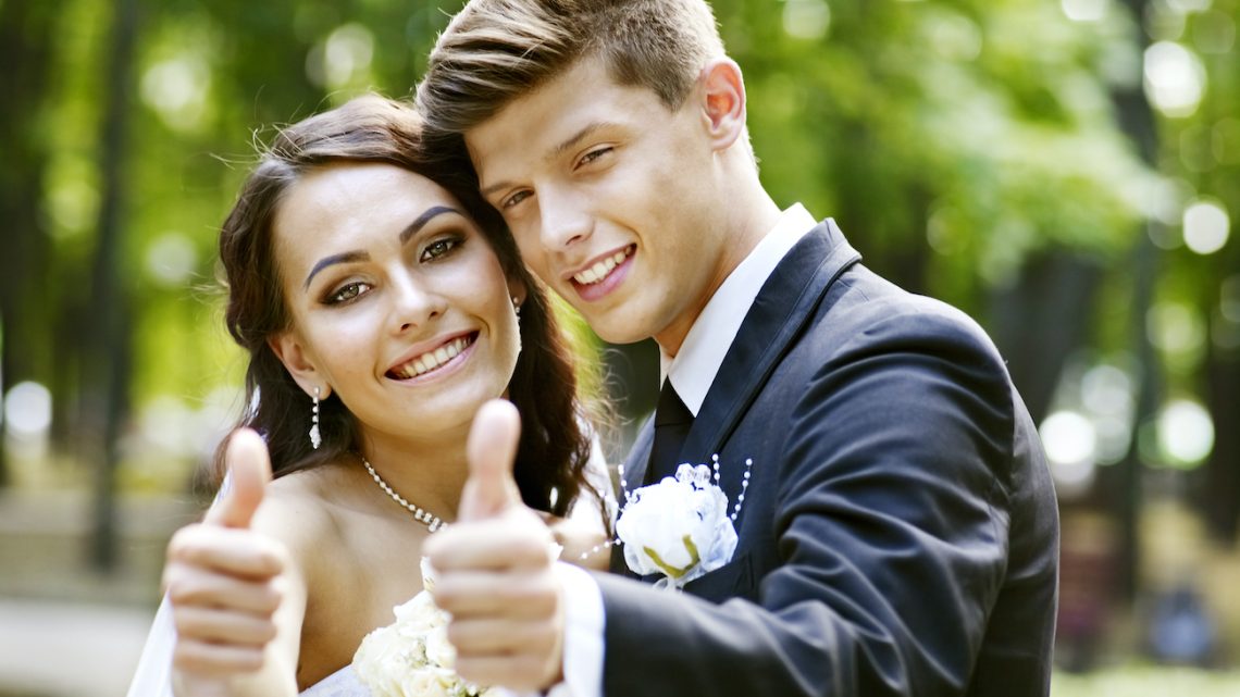 Fehler vermeiden bei der Hochzeitsplanung - Braut und Bräutigam lächeln und zeigen Daumen hoch