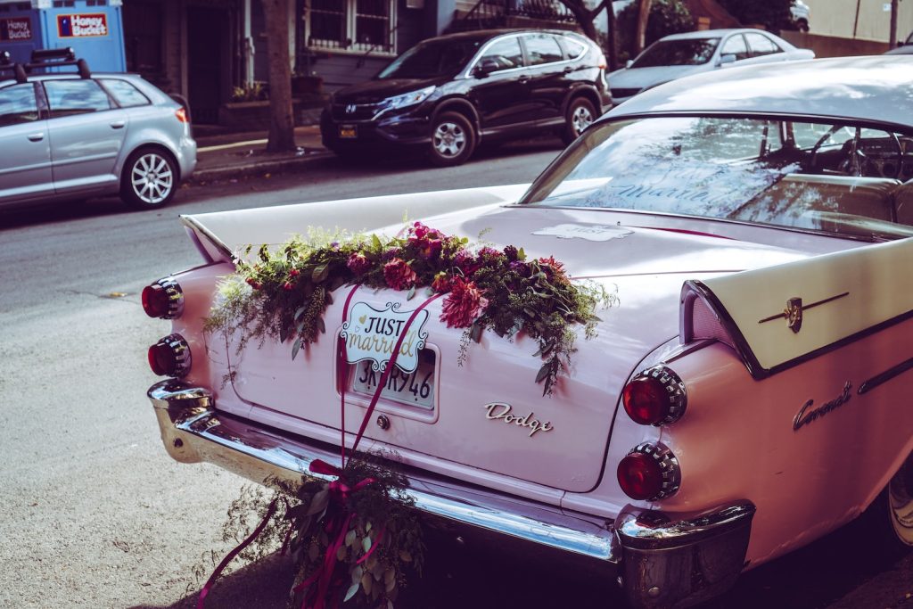 Geschmückter Dodge als Hochzeitsauto