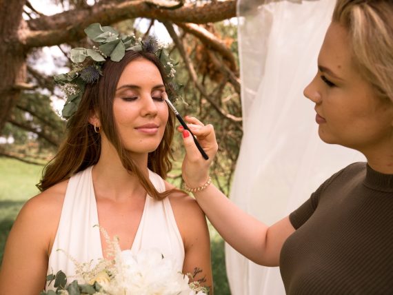 Braut bekommt Augen Make-Up von einer Stylistin