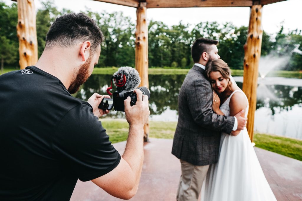 Hochzeitsdienstleister - Fotograf schießt Bilder von Brautpaar am Seeufer