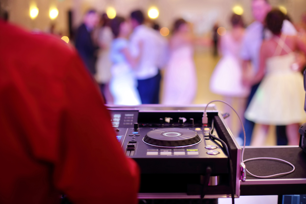 DJ spielt Hochzeitsmusik für Paare auf der Tanzfläche