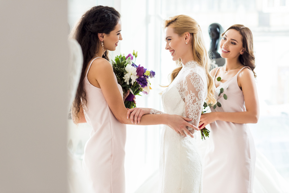 Tipps für Brautpaar - Trauzeugen lächeln Braut an