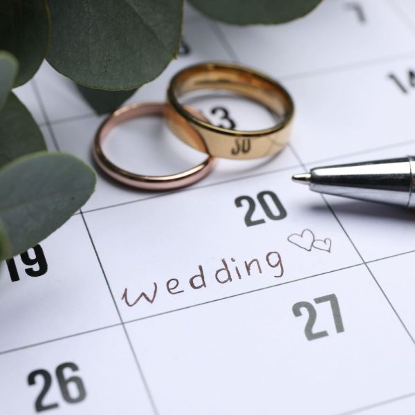 Terminwahl Hochzeit: Hochzeitstag ist mit zwei Herzen im Kalender eingetragen