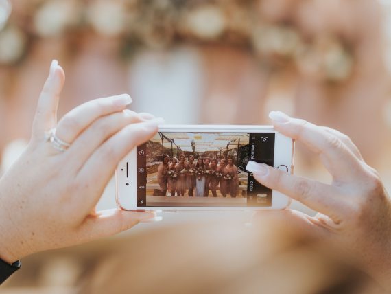 Hochzeitsapps - Fotoapp zeigt Braut mit Brautjungfern