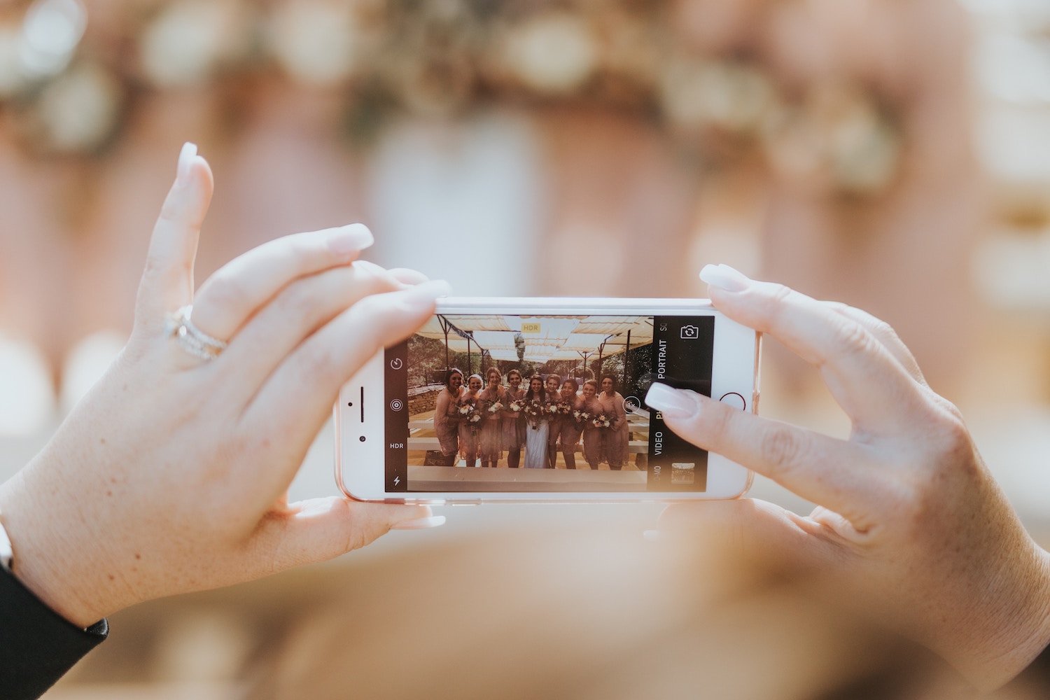 Hochzeitsapps - Fotoapp zeigt Braut mit Brautjungfern