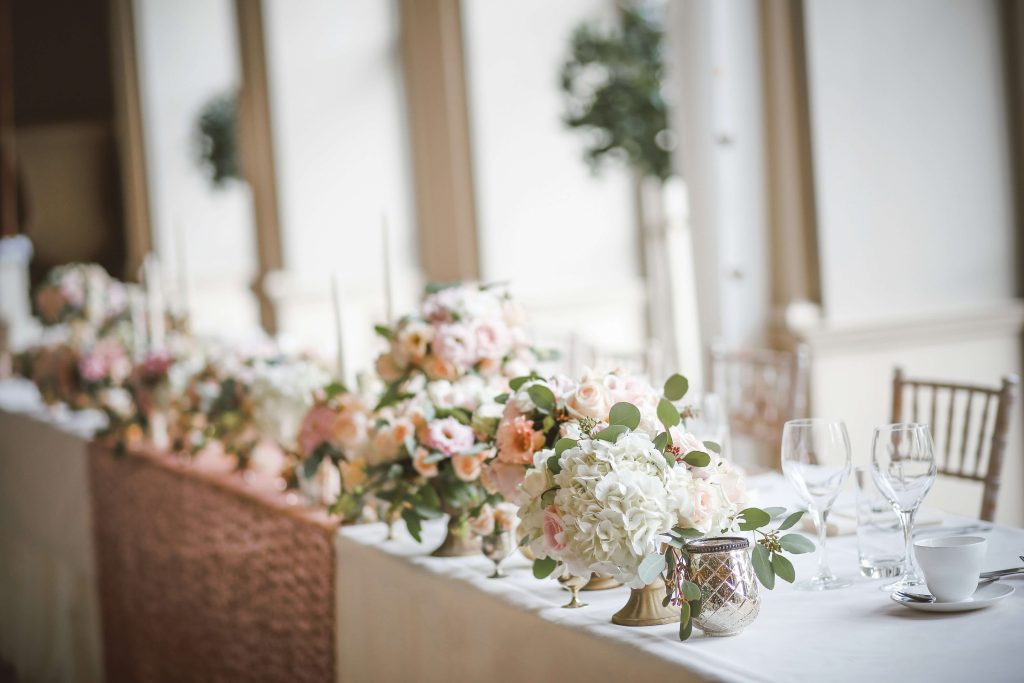 Hochzeitssaal mieten - Tischdekoration mit weißen und rosafarbenen Hortensien